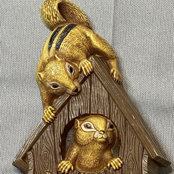 Vintage 1977 Dart Industries Chipmunk Birdhouse Wall Plaque Retro Squirrel Decor - Picture 2 of 7